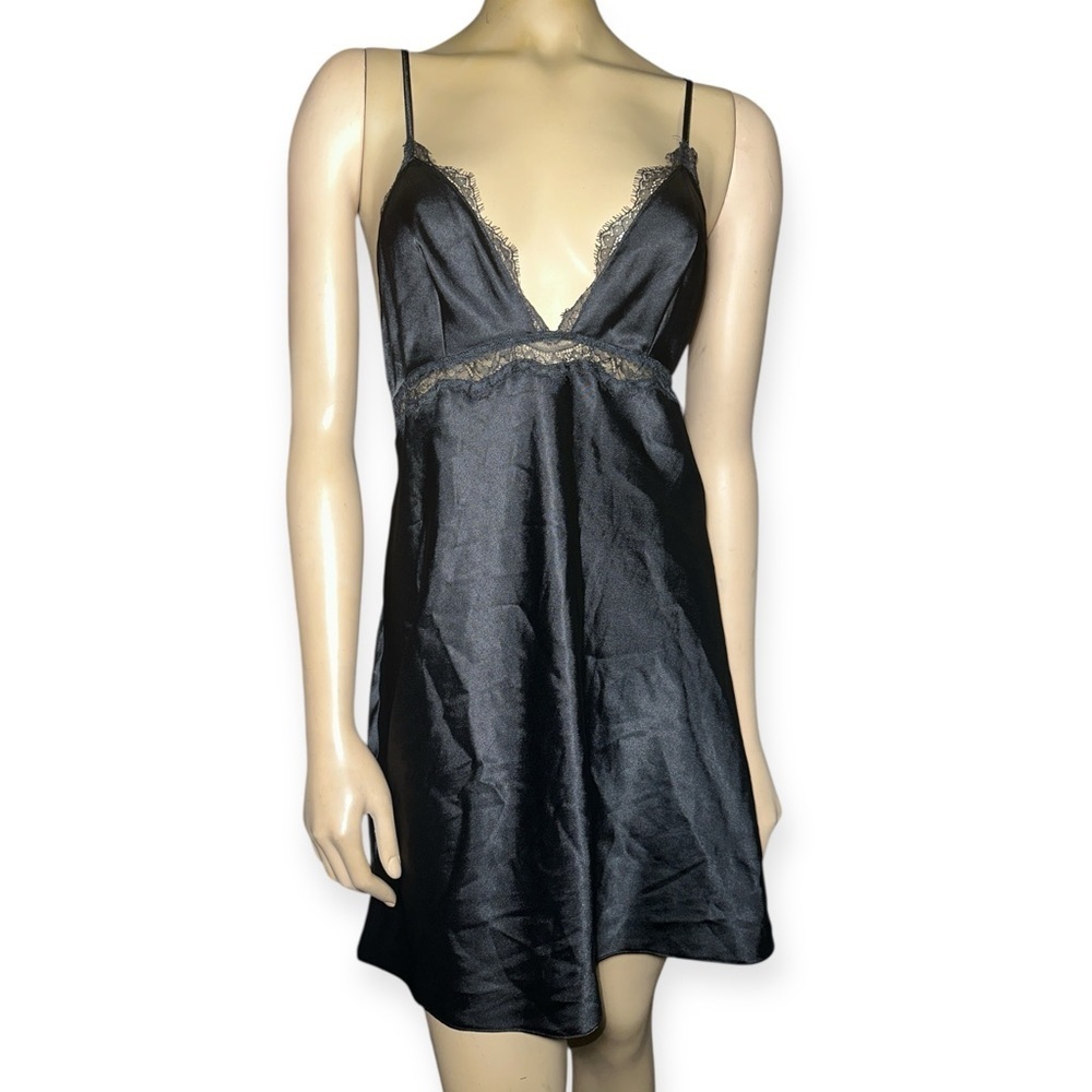 Victoria’s Secret women's Elegant Black Lace Trim Nightgown size L